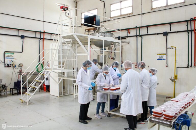 Estudiantes de la FICA elaboraron mermeladas solidarias para donar