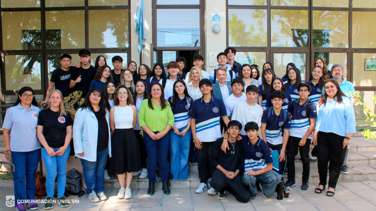 Estudiantes de la Escuela Normal visitaron la FCEJS en una jornada de integración educativa