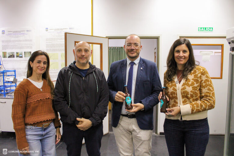 El rector de la UNSL visitó la FICA y conoció la producción de hidromiel elaborada en la planta piloto