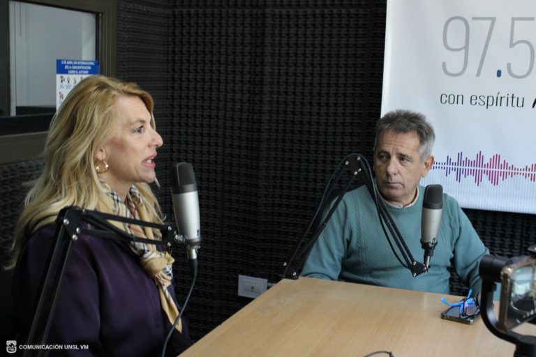 Héctor Flores y Patricia Morán, autoridades de la FCEJS, durante el primer aniversario de gestión