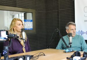 Héctor Flores y Patricia Morán, autoridades de la FCEJS, durante el primer aniversario de gestión