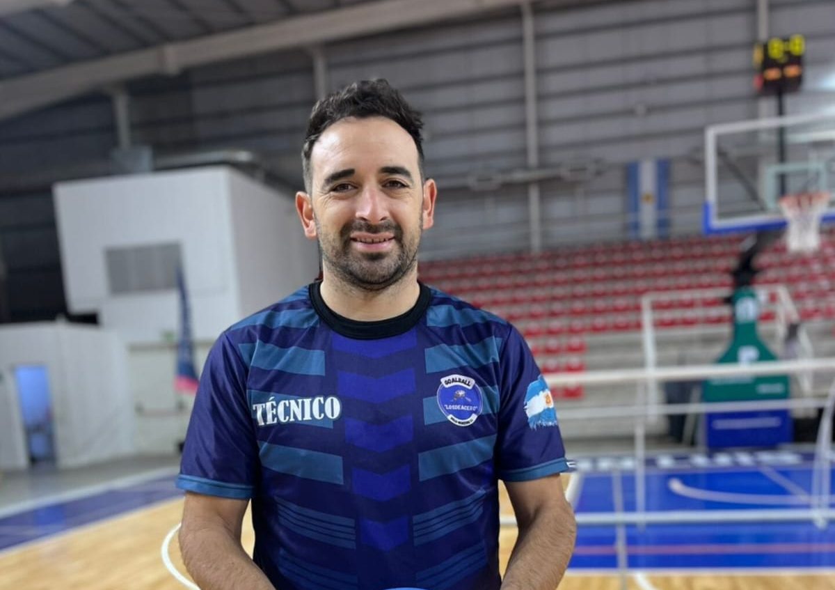 Nicolás Arias, profesor de goalball en Villa Mercedes